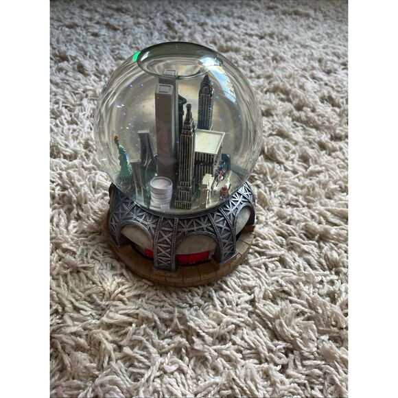 Vintage Bloomingdale's NYC Pre 9/11 Twin Towers Musical/Revolving Snow Globe - Picture 3 of 11
